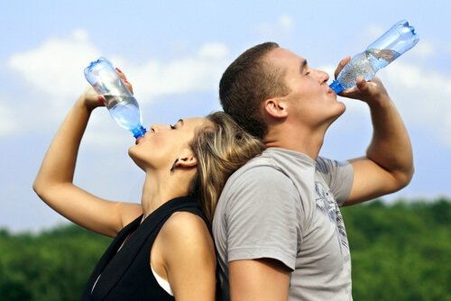 Par drikker vand af flaske