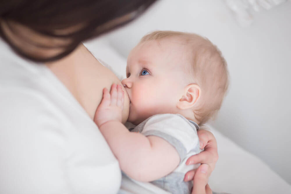 Baby drikker mælk.