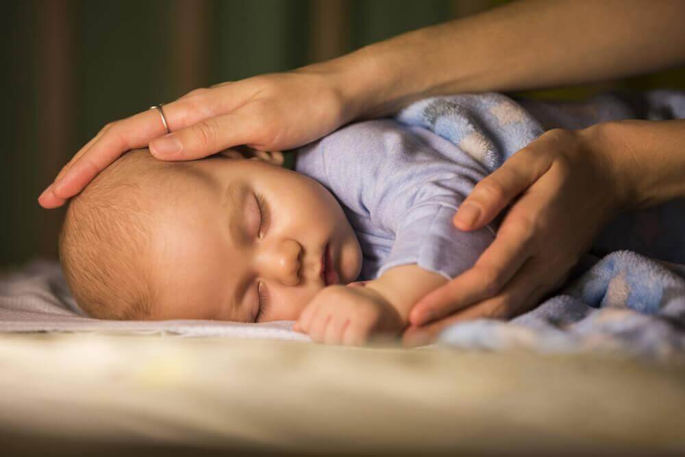 Skal du vække din baby for at amme made den? - Bedre Livsstil