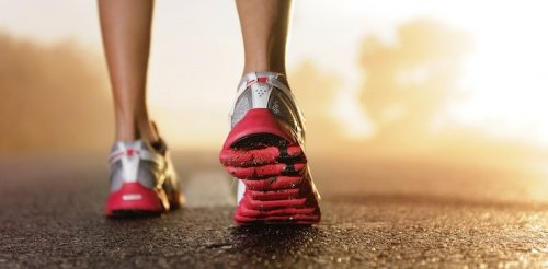 Ben med løbesko på.