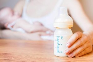 Skal du vække din baby for at amme eller made den?