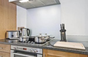 6 naturlige produkter til at fjerne fedt fra dine bordplader