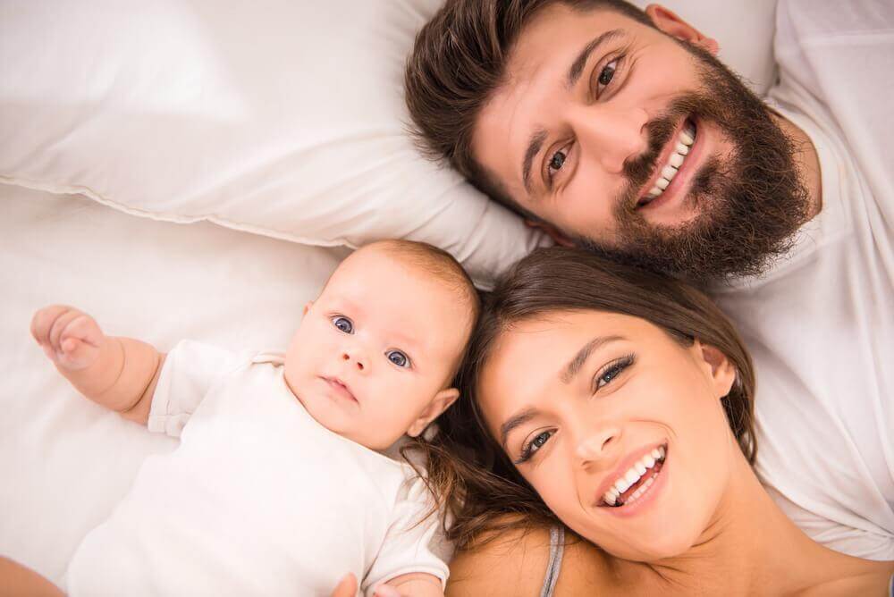 glade forældre med nyfødte baby