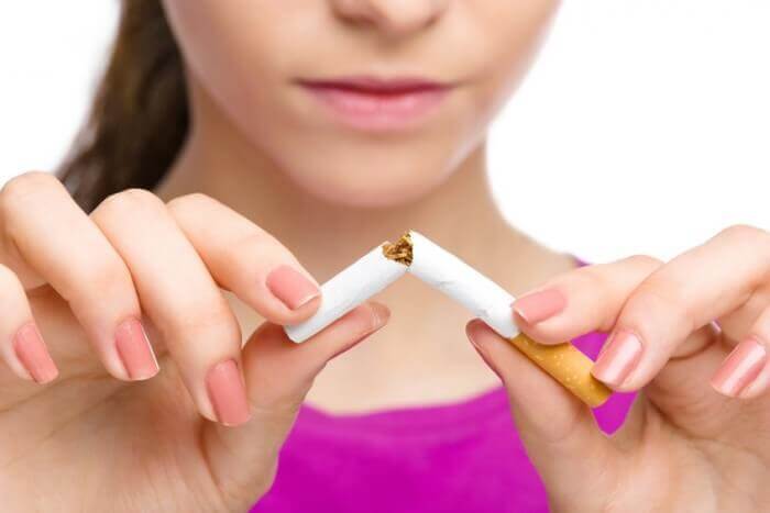 Kvinde knækker sin cigaret