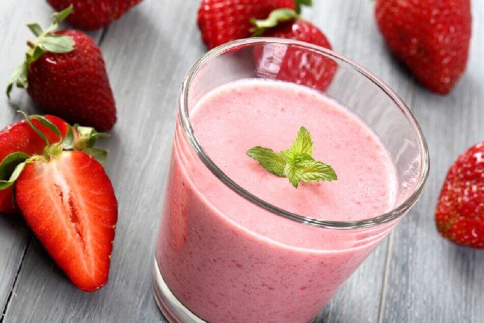 Lyserød vegansk smoothie.
