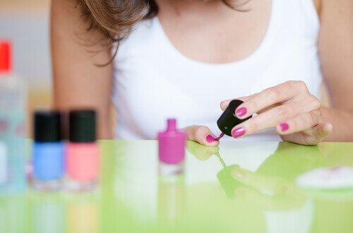 få semi-permanente negle der holder længere