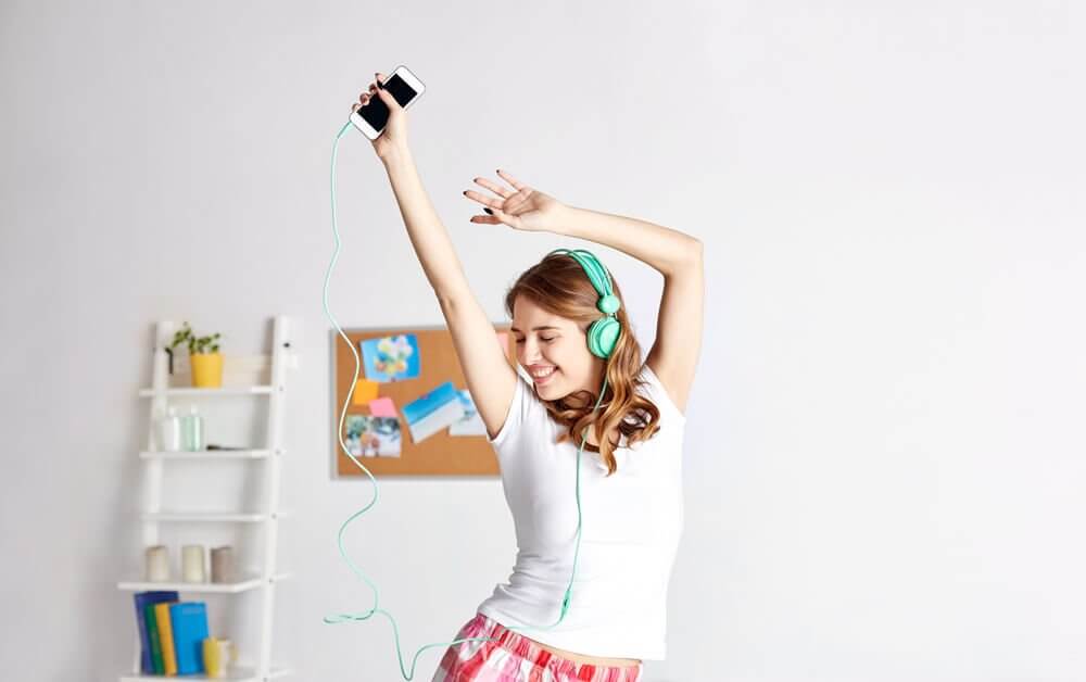 Pige danser alene.