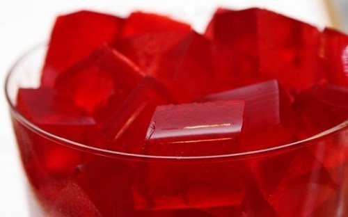 Gelatine med rødvin og frugt.