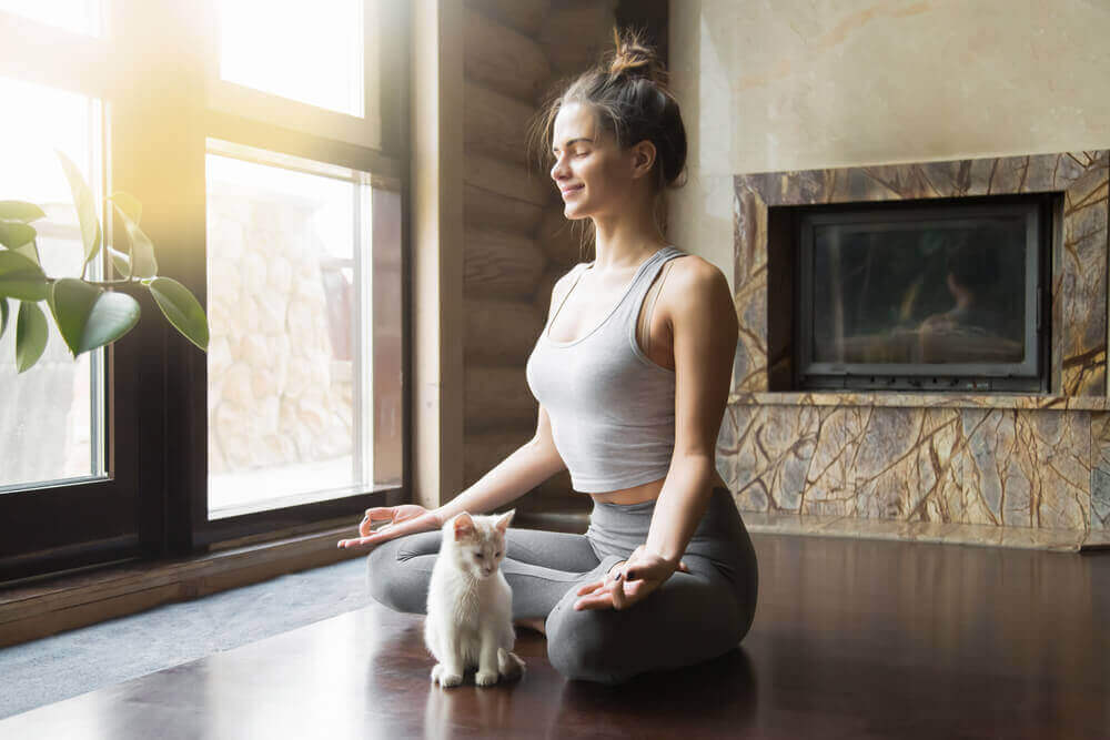 Yogakvinde og kat