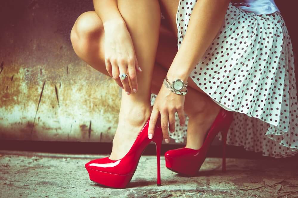 Kvinde med røde sko