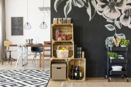 Kasser stablet i køkken