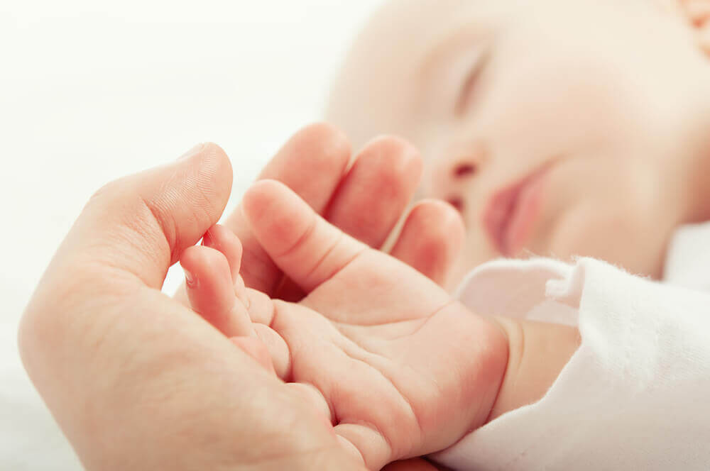 Lille baby hånd