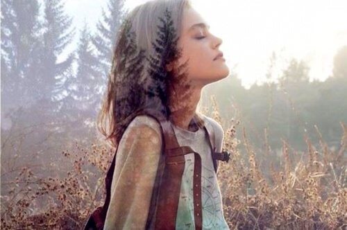 Kvinde trækker vejret dybt