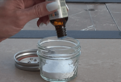 Affedtning af køkkenmøbler med bagepulver og tea tree olie