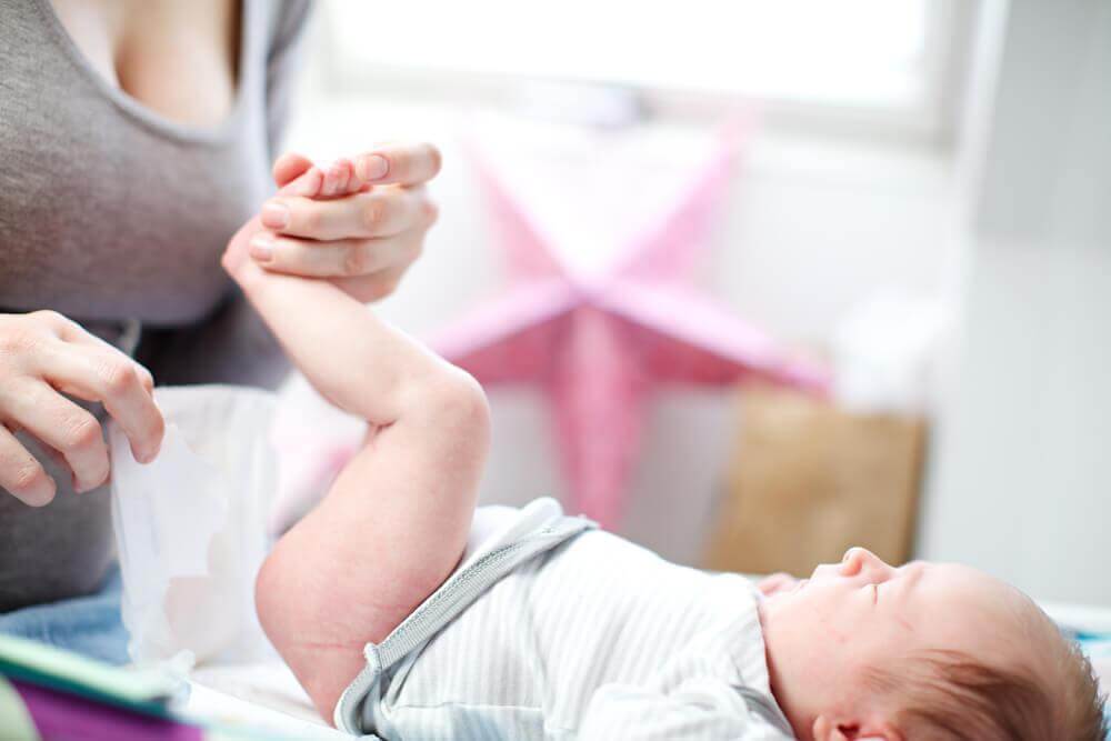 Mor skifter sin babys ble