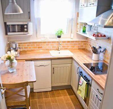 Et godt oplyst lille køkken