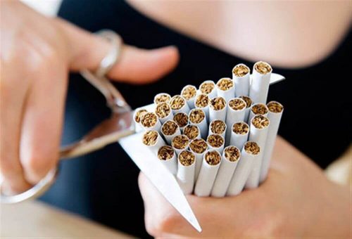 Kvinde der klipper cigaretter over