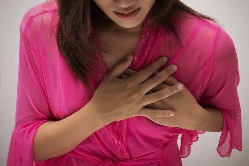 Kvinde med hjerteanfald symptomer