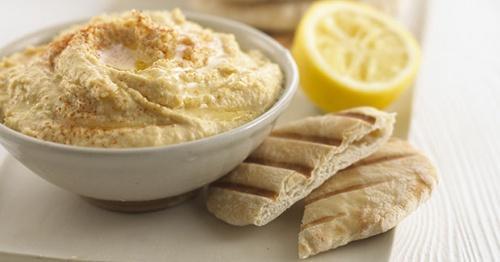 Fedtfattig hummus og brød.