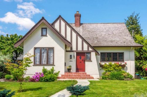 Et hus med have og gangbro