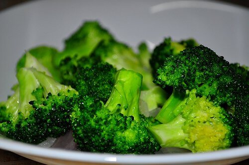 Kogt broccoli til broccoli-ostebolde