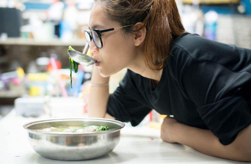 Kvinde prøver kålsuppe-diæten