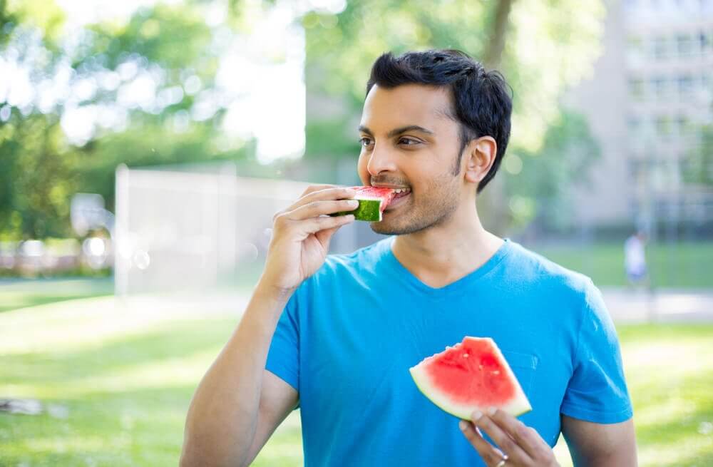 mand spiser vandmelon