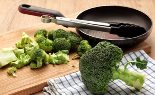Hakkede broccoli ved siden af ​​en pande