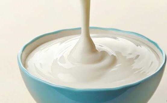 Du kan lave græsk yoghurt med en uden en yoghurtmaskine