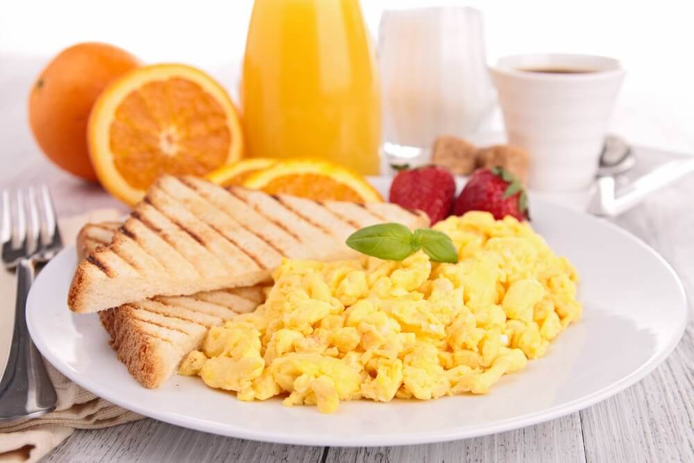 En sund morgenmad med æg, som er et af de gode tips til at slanke sig