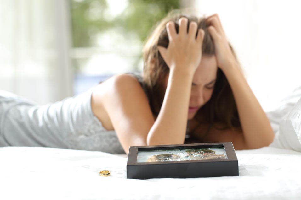 Trist kvinde efter hendes partner er utro.