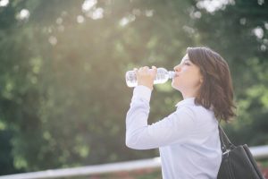 Lav en hjemmelavet elektrolyt-drink mod dehydrering