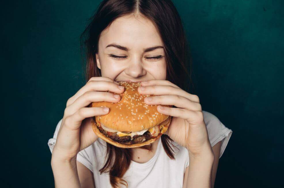 Kvinde spiser burger