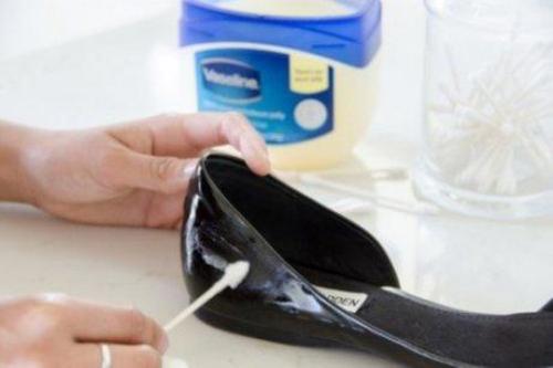 Brug vaseline til at rengøre dine sko.