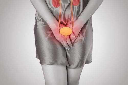 kvinde med smerter på grund af urinvejsinfektioner