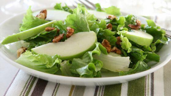 Lækker salat med grønne æbler og selleri
