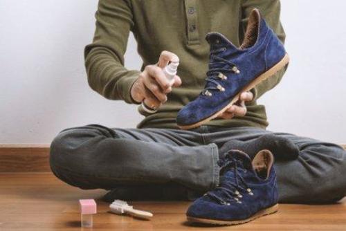mand rengør sine sko