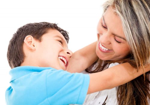 Mor og barn der har det godt