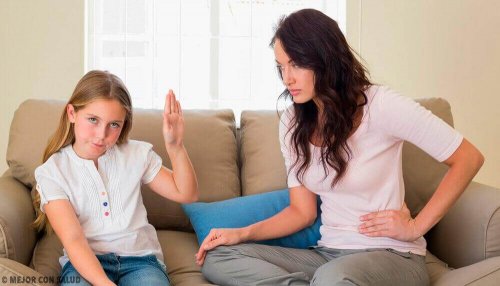 pige ignorerer moren på grund af forkert afstraffelse