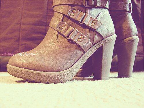 Det er en god idé at starte med en bred hæl, når du skal lære at gå i høje hæle