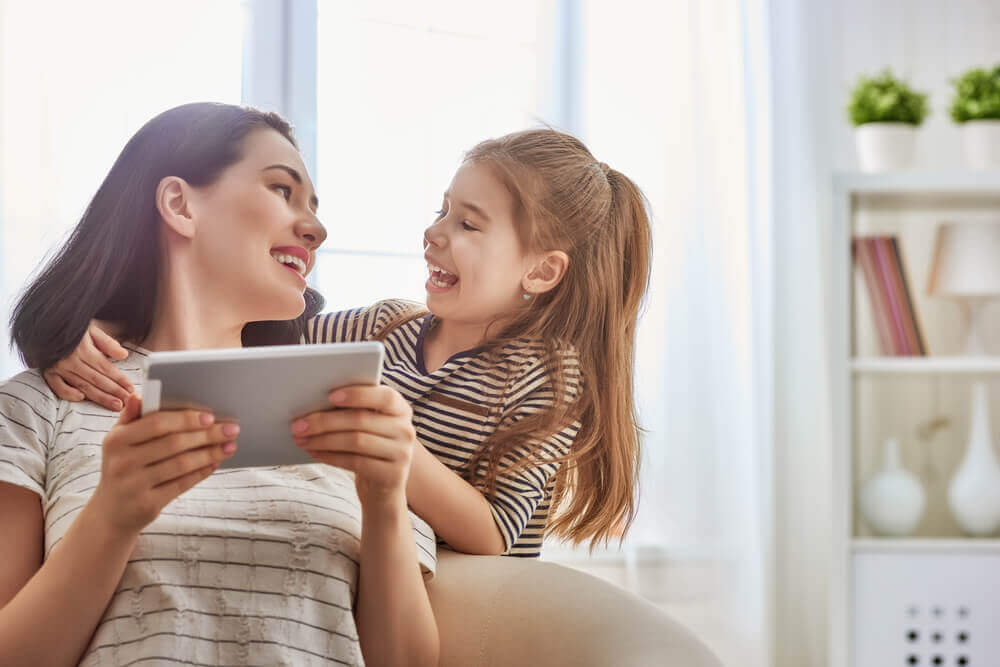 Mor og datter har et sundt forhold til deres tablet