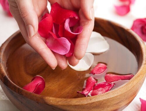 naturlig toner med rosenvand
