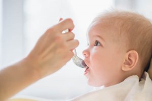 8 fødevarer du aldrig bør give din baby