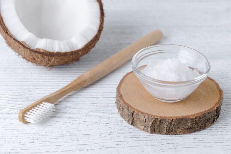 Lav en naturlig tandpasta og mundskyl af kokosolie