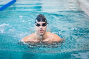 Hvordan du lærer at svømme i en swimmingpool
