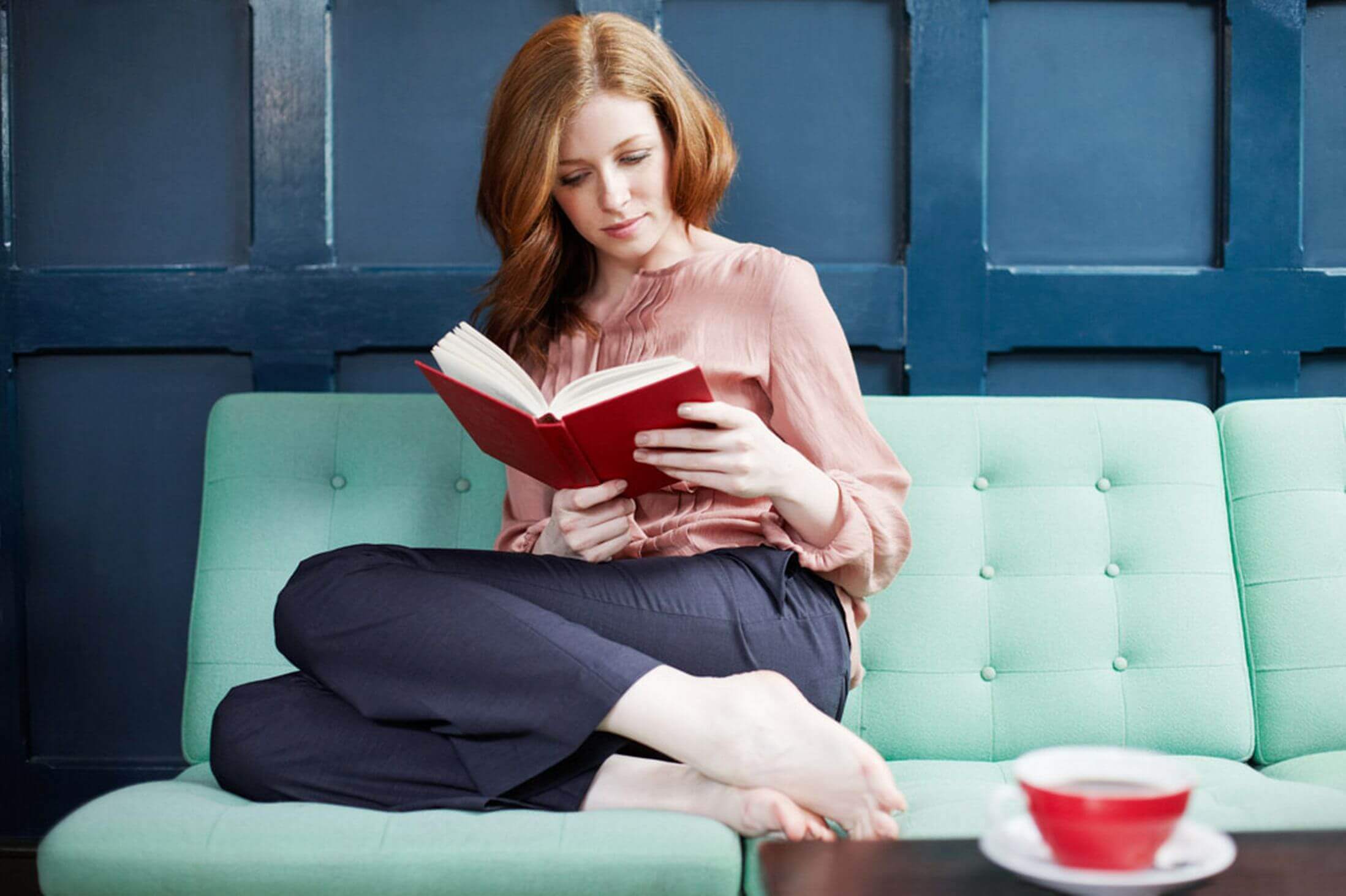 Kvinde læser i rød bog