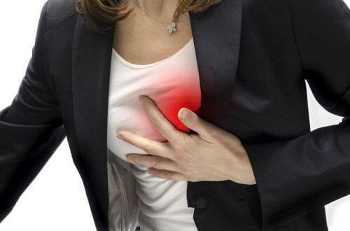 Smerter i brystet kan være et symptom på forhøjet kolesterol