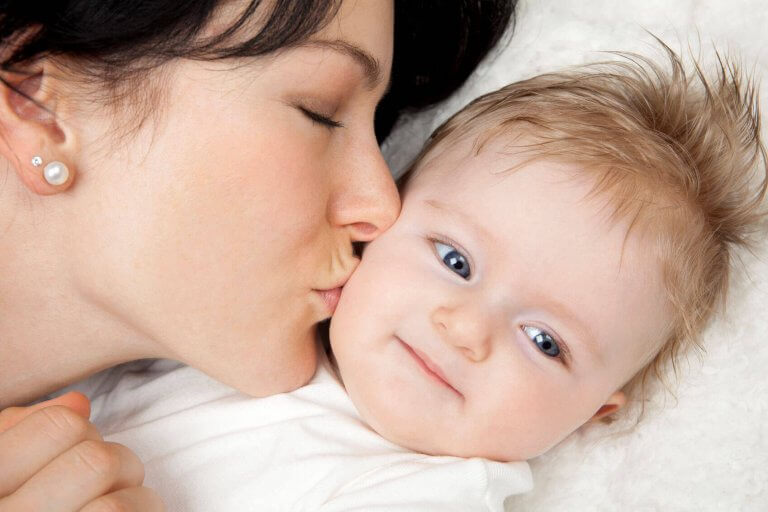 Enlig mor kysse baby godnat