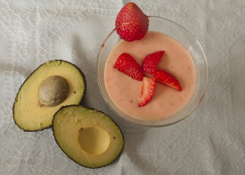 Lav lækre smoothies med avocado og bær
