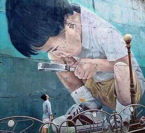 En dreng kigger gennem et forstørrelsesglas.